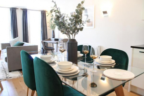 The Mulberry- CliffordCo Serviced Accommodation Windsor, 1 Bedroom Apartment, Up to 4 Guests and Balcony